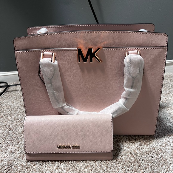 Michael Kors Handbags - Michael Kors large Mott satchel w/ matching wallet!!
